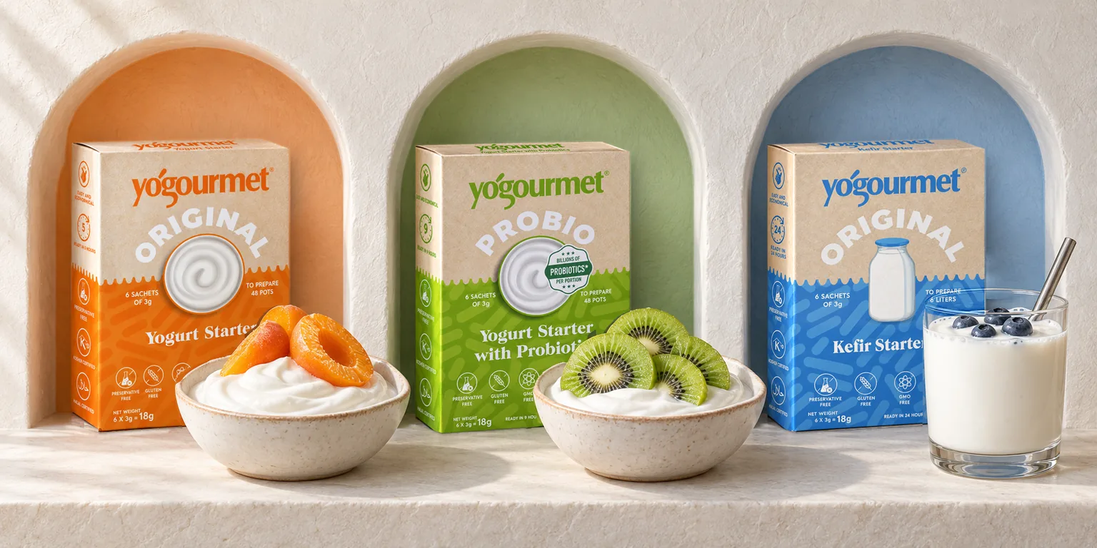 Tri krabičky kultúr Yogourmet v oblúkových výklenkoch vo farbách krabičiek, pred nimi jogurt s marhuľou, jogurt s kiwi a pohár kefíru s čučoriedkami